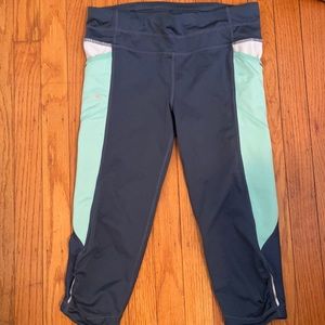 Athleta blue and turquoise cropped leggings